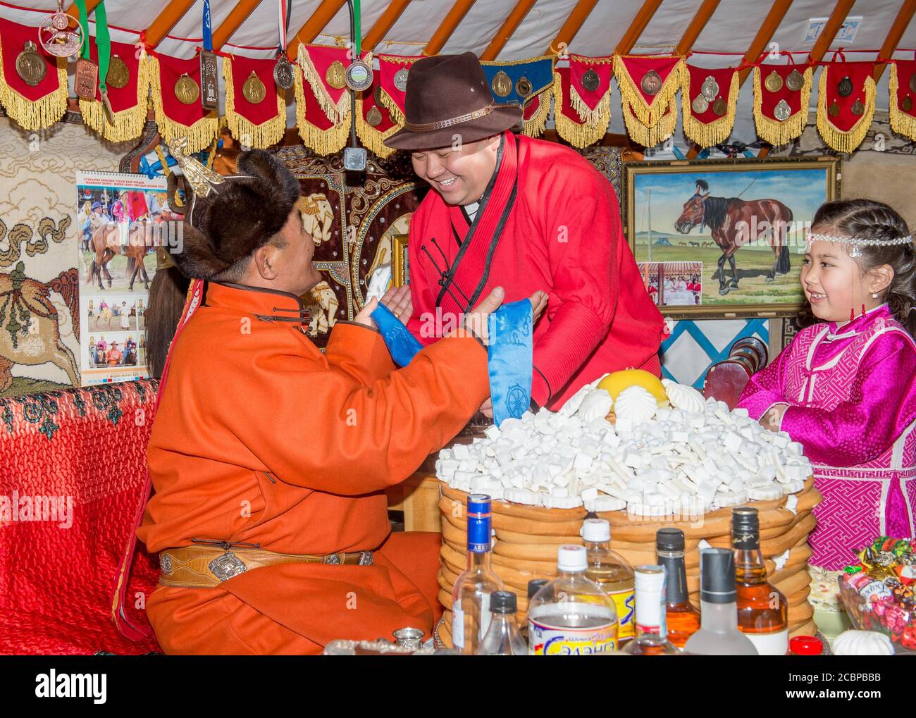 La famiglia celebra il nuovo anno mongolo, Mongolia Foto Stock