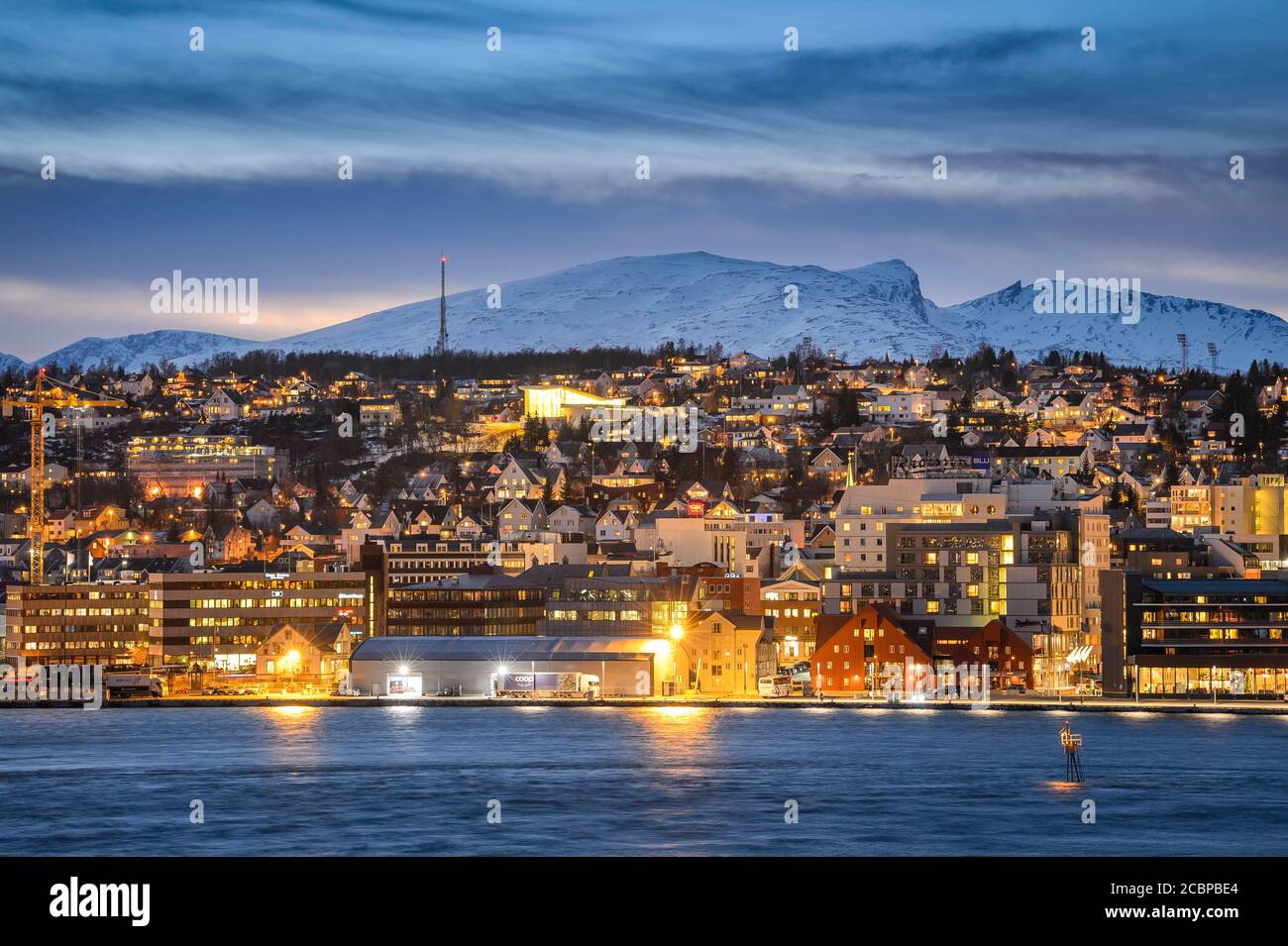 Vista sul porto e la città al tramonto, notte polare, inverno, Tromsoe, Troms, Norvegia Foto Stock