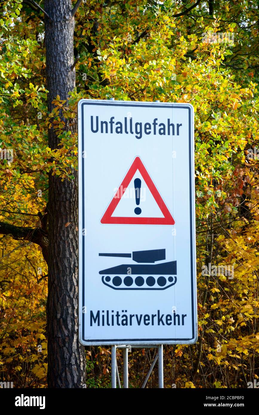 Segno rischio di incidenti, traffico militare, Colbitz-Letzlinger Heide, Sassonia-Anhalt, Germania Foto Stock