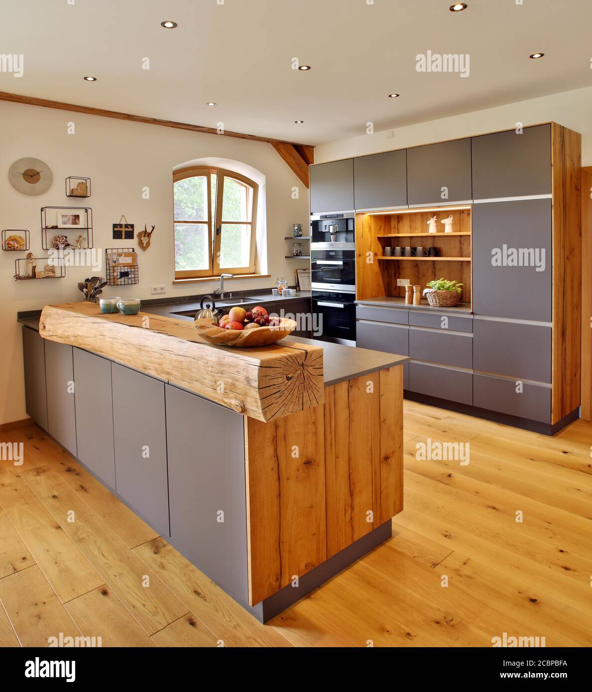 Soggiorno con legno, cucina in casa colonica ristrutturata, progettazione e produzione ASE-Wohnkultur, alta Baviera, Germania Foto Stock