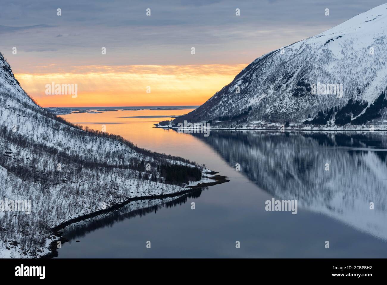 Fiordo norvegese al crepuscolo, potenziali di montagna, Isola di Senja, Trom, Norvegia Foto Stock