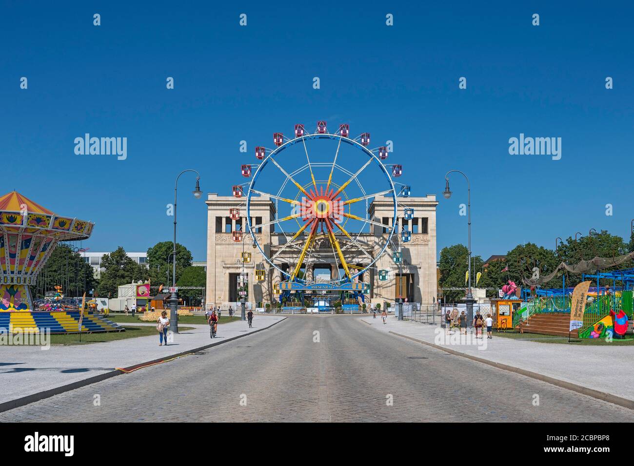 Campagna Estate in città, ruota panoramica di fronte al Propylaeen, Koenigsplatz, Maxvorstadt, Monaco, alta Baviera, Baviera, Germania Foto Stock