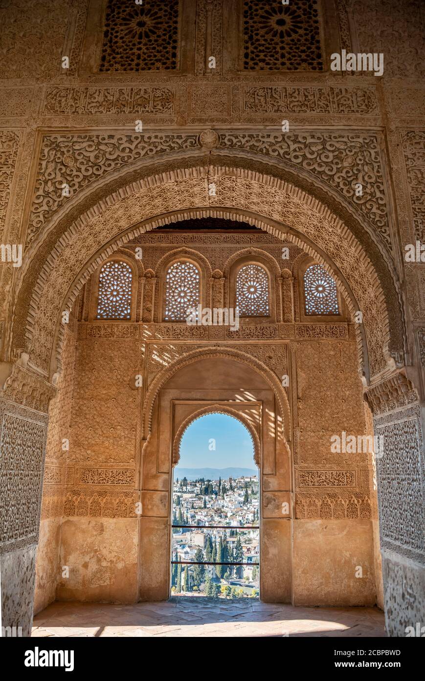 Vista del quartiere Albayzin attraverso le finestre decorate con arabeschi, Torre de Ismail, Palacio de Generalife, Granada, Andalusia, Spagna Foto Stock