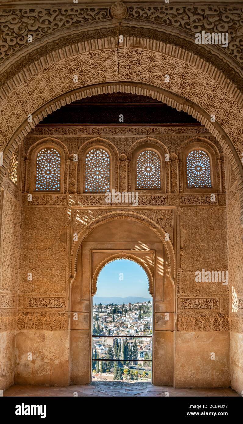 Vista del quartiere Albayzin attraverso finestre ad arco decorate con arabeschi, Torre de Ismail, Palacio de Generalife, Granada, Andalusia, Spagna Foto Stock