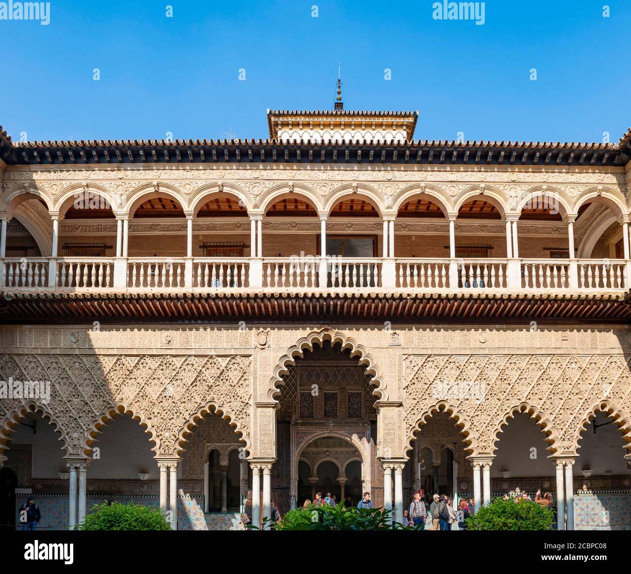 Patio de las Doncellas, Corte delle Vergini, cortile interno rinascimentale italiano con arabeschi in stucco in stile Mudejares, Palazzo reale di Siviglia Foto Stock