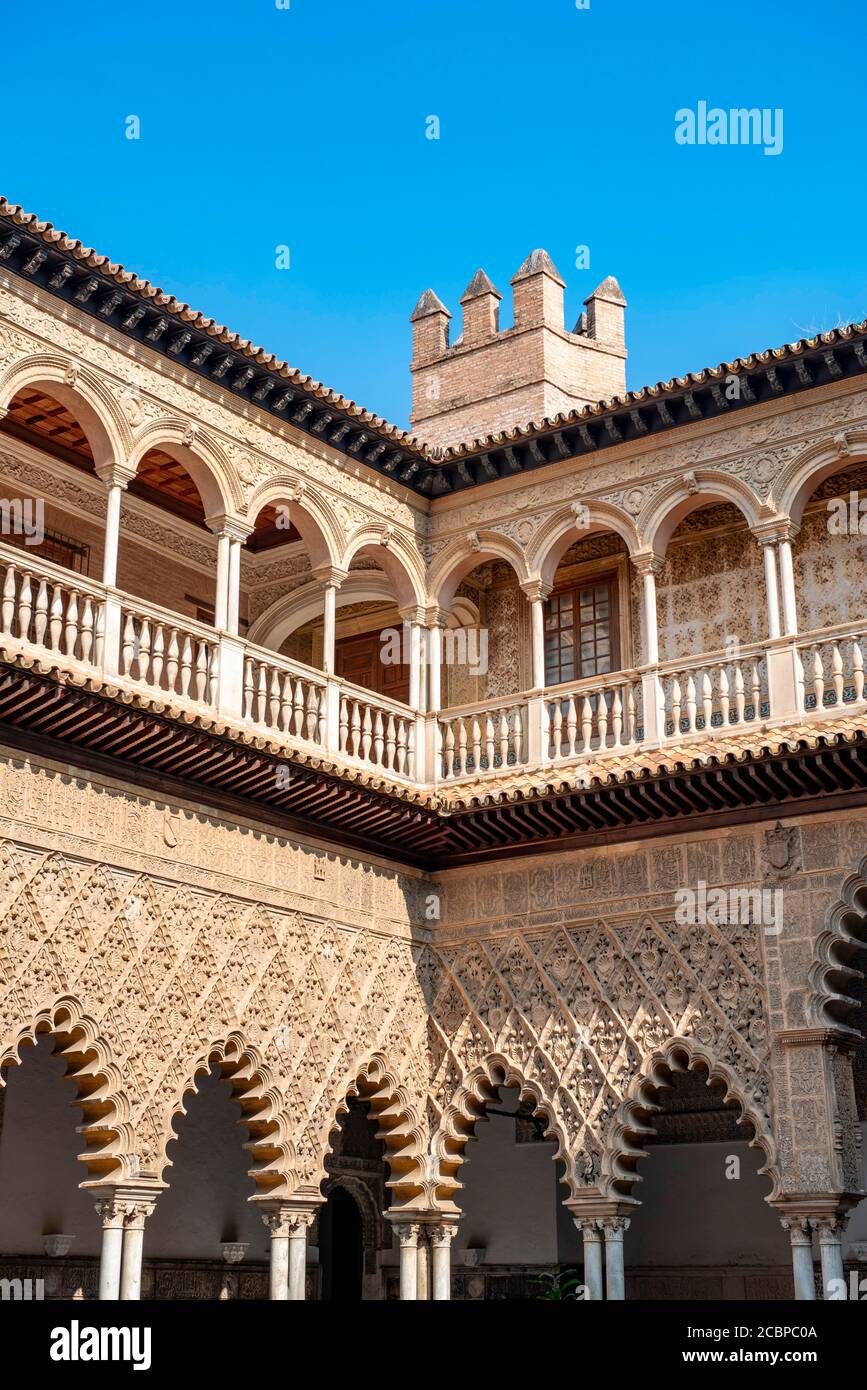 Patio de las Doncellas, Corte delle Vergini, cortile interno rinascimentale italiano con arabeschi in stucco in stile Mudejares, Palazzo reale di Siviglia Foto Stock