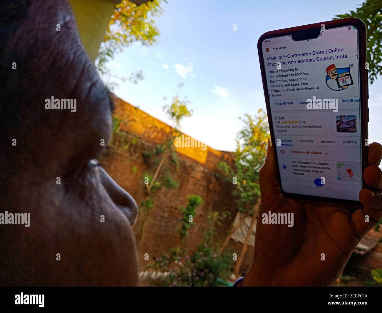 DISTRETTO KATNI, INDIA - 27 APRILE 2020: Una donna matura indiana ha visualizzato il sito web di Aarogya Setu sullo schermo dello smartphone, per la corona virus test awarene Foto Stock