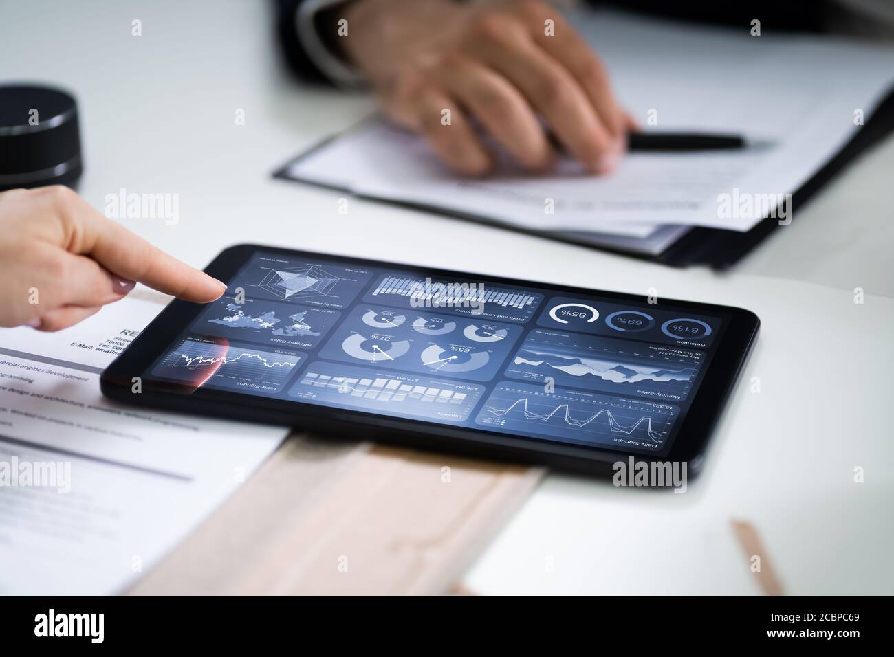 Analisi contabile di Financial Analyst e Business Advisor su tablet Foto Stock