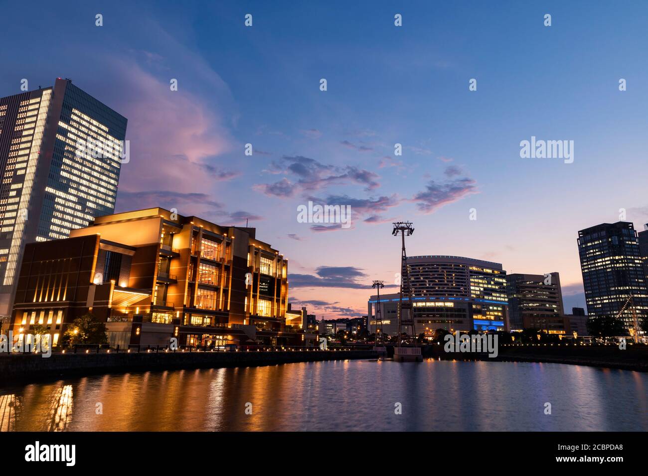 Vista del moderno skyline di Minato Mirai, Yokohama durante il tramonto di fronte al lungomare. Orientamento orizzontale. Foto Stock