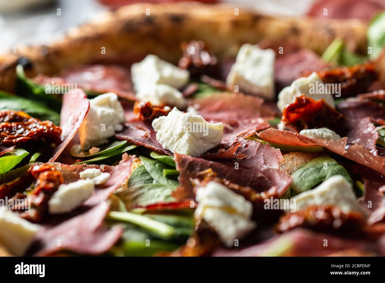 Un closeup delle condimenti di una pizza Foto Stock