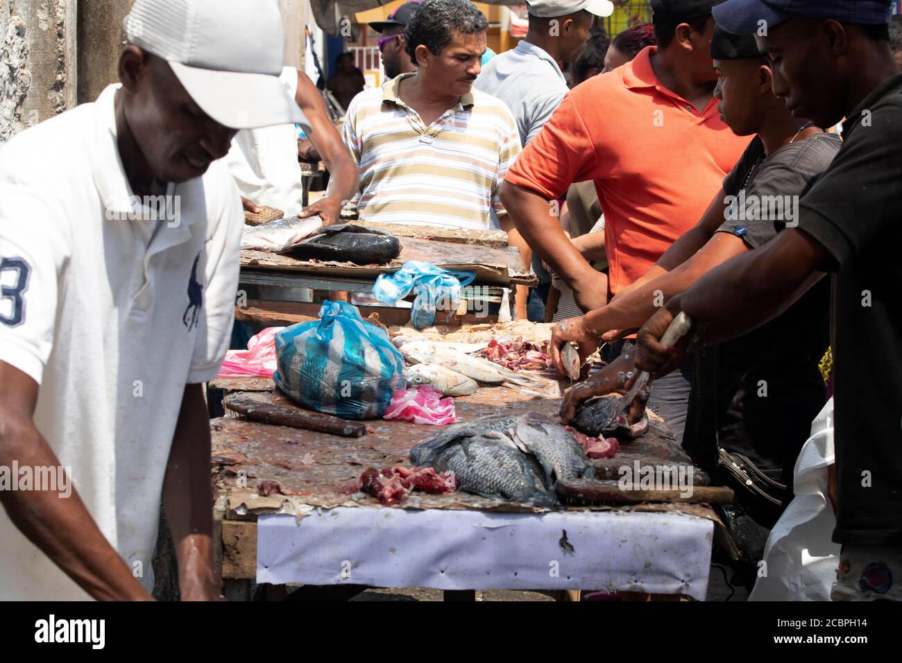 Cartagena Columbia lavoratori del mercato del pesce acquirenti. 5064. Mercato dei gamberetti freschi crudi di Cartagena Columbia. Storico povero quartiere mercato all'aperto. Carne fresca cruda, carne di manzo, maiale e pesce preparati in condizioni di caldo sanitario. Ambiente sporco e puzzolente con cibo marcio. Ristoranti locali e negozi. Foto Stock