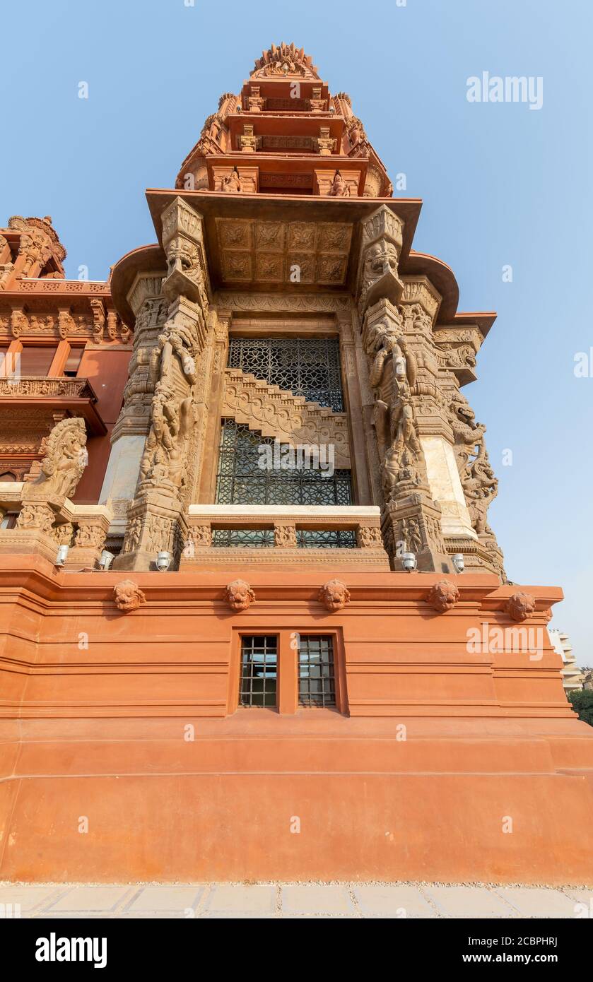 Il basso angolo della torre del Palazzo Barone Empain, un palazzo storico ispirato al tempio indù cambogiano di Angkor Wat, situato nel quartiere Heliopolis, il Cairo, Egitto Foto Stock