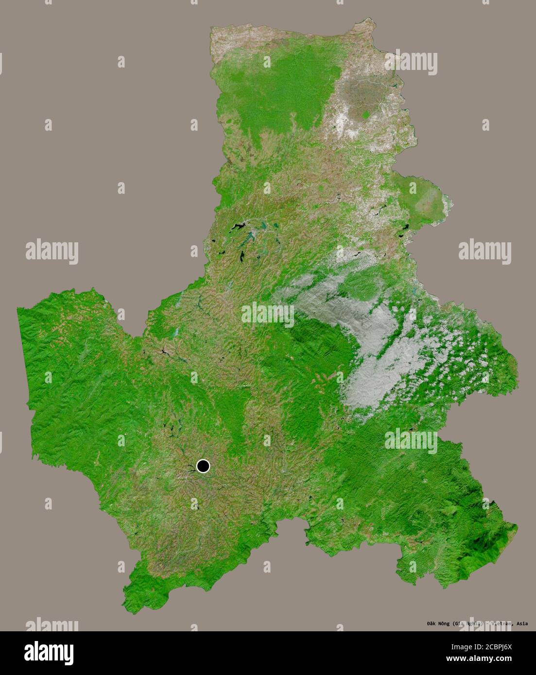 Forma di Đăk Nông, provincia del Vietnam, con la sua capitale isolata su uno sfondo di colore pieno. Immagini satellitari. Rendering 3D Foto Stock