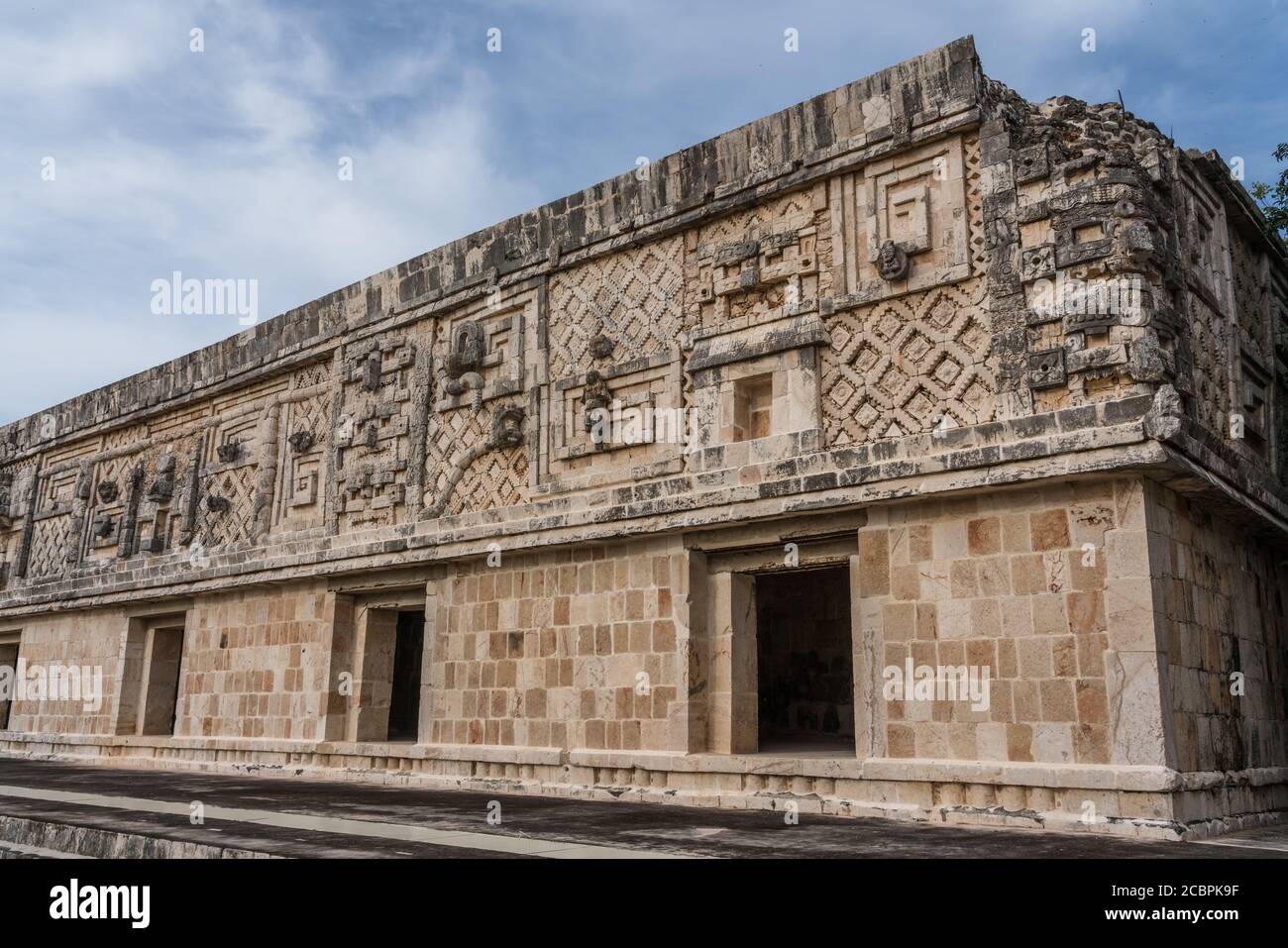 Il fregio dell'edificio ovest nel complesso Nunnery nelle rovine Maya pre-ispaniche di Uxmal, Messico è decorato con figure scolpite in pietra, geomet Foto Stock