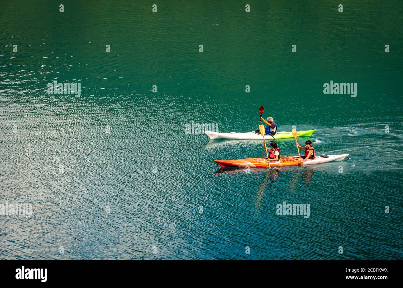 In canoa sul lago di Ledro in Valle Ledro, Trentino Alto Adige - Italia settentrionale Foto Stock