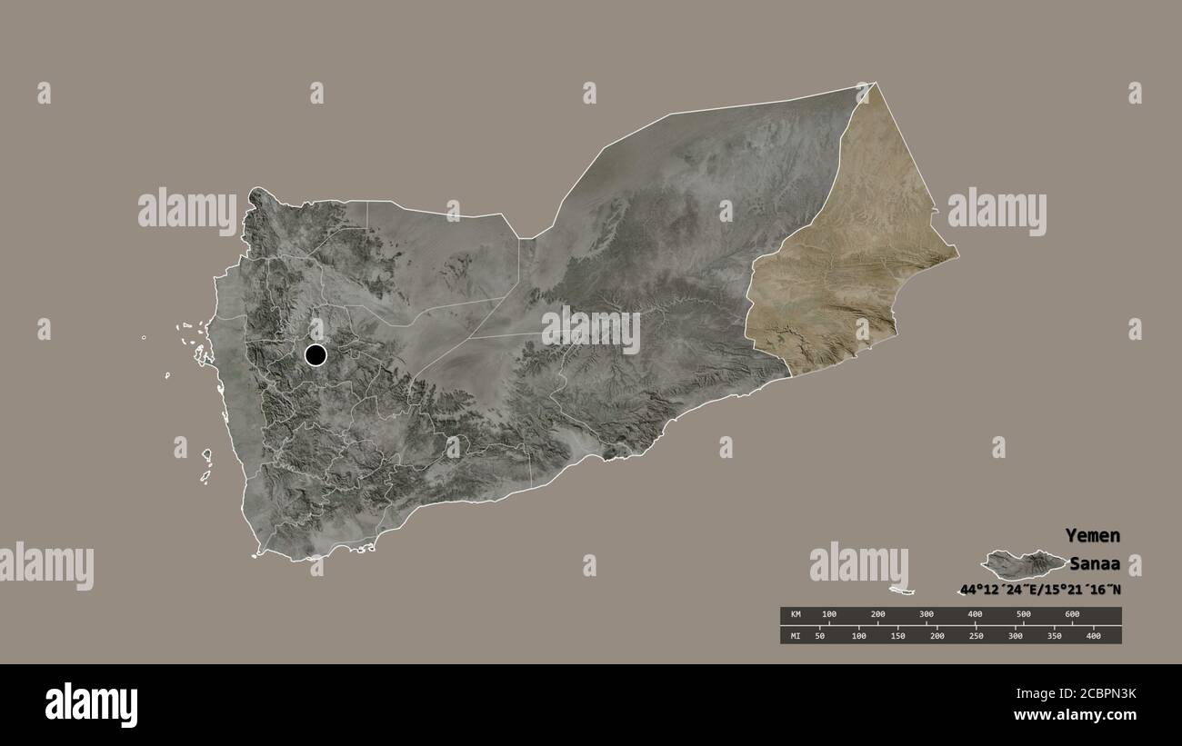 Forma desaturata dello Yemen con la sua capitale, la principale divisione regionale e l'area separata di al Mahrah. Etichette. Immagini satellitari. Rendering 3D Foto Stock