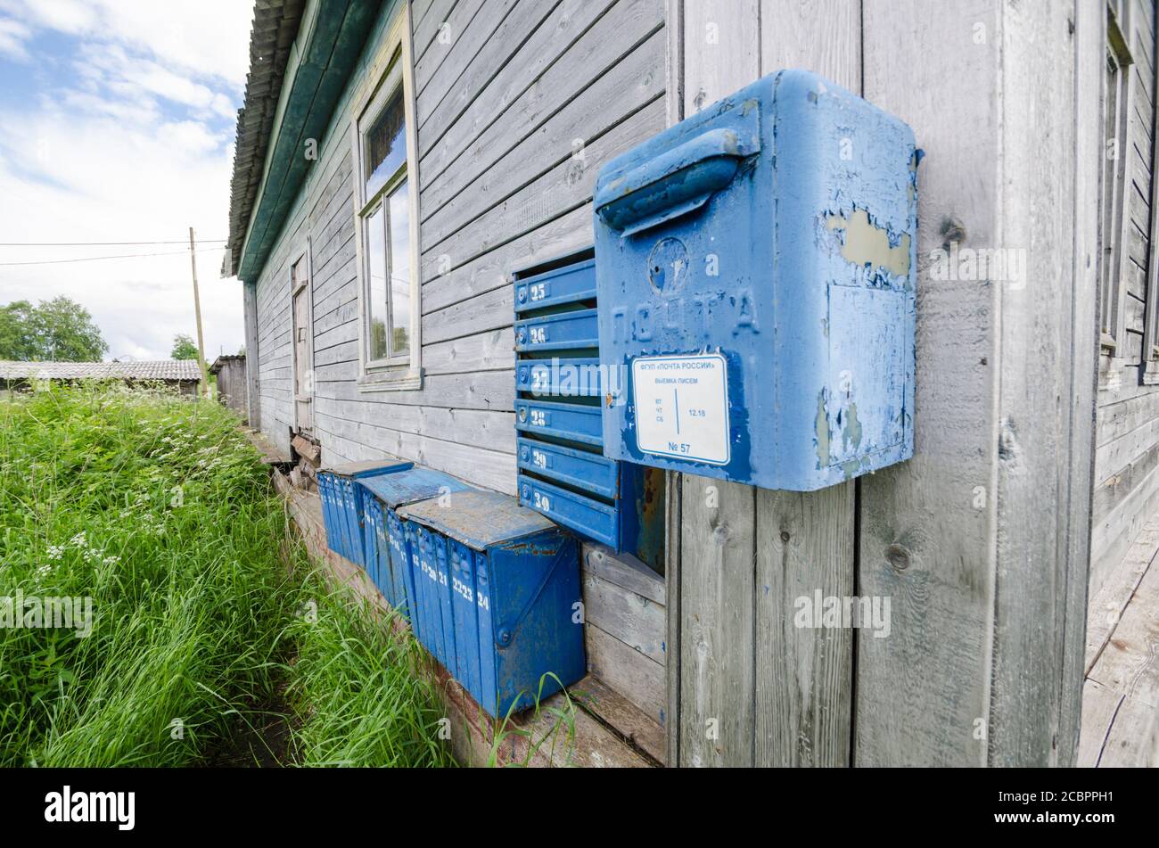 Caselle di posta nel villaggio russo Foto Stock