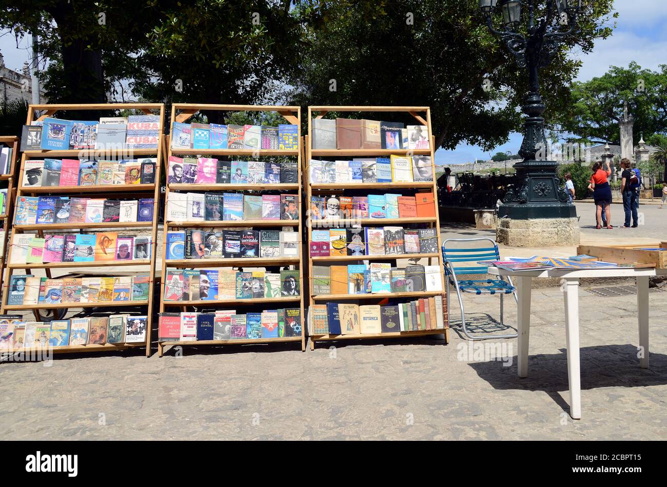 L'AVANA, CUBA - 07 marzo 2013: Una tipica stalla di un libraio in una piazza nel centro di l'Avana, Cuba Foto Stock