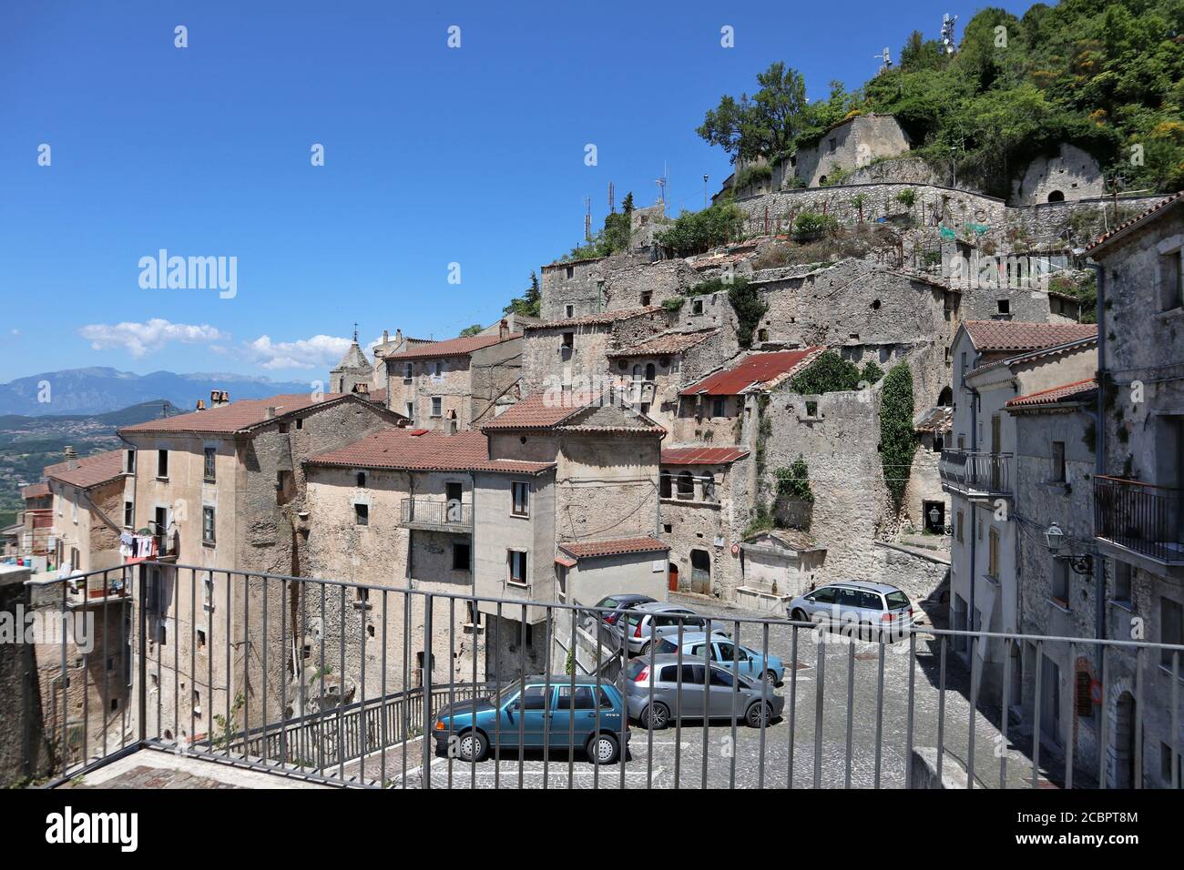 Pesche - Panorama dalla terrazza del borgo Foto Stock