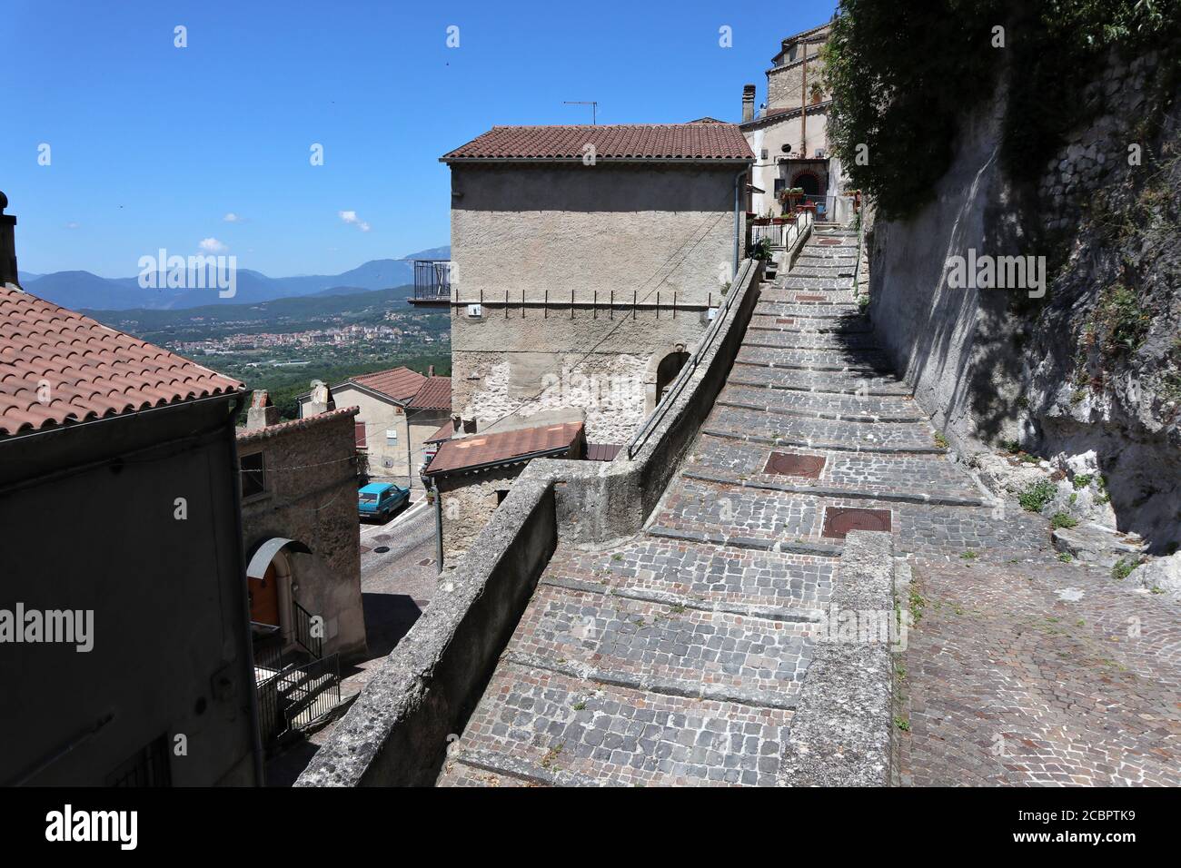 Pesche - Scorcio panoramico dalla salita per il castello Foto Stock