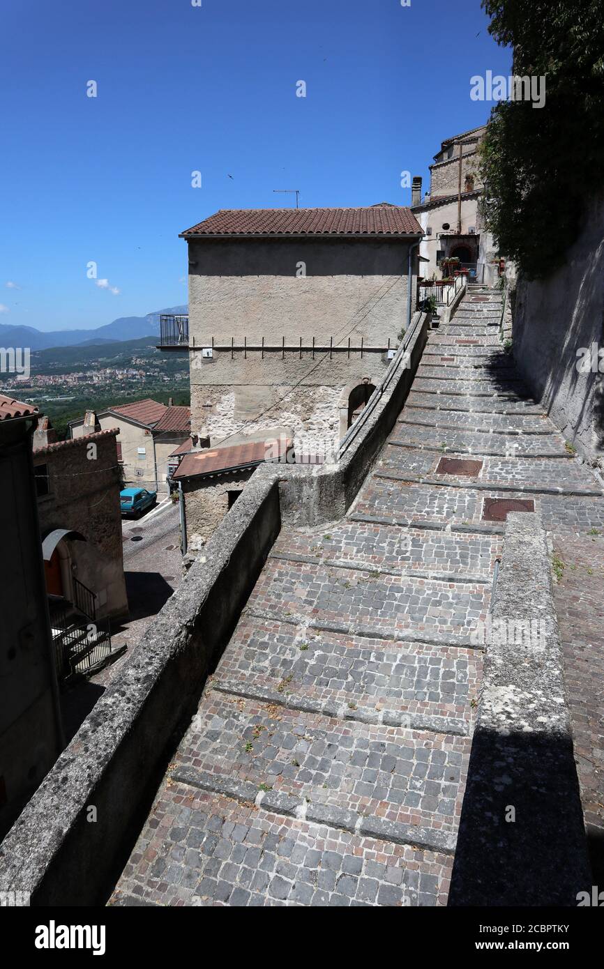 Pesche - Scorcio panoramico dalla straadina per il castello Foto Stock