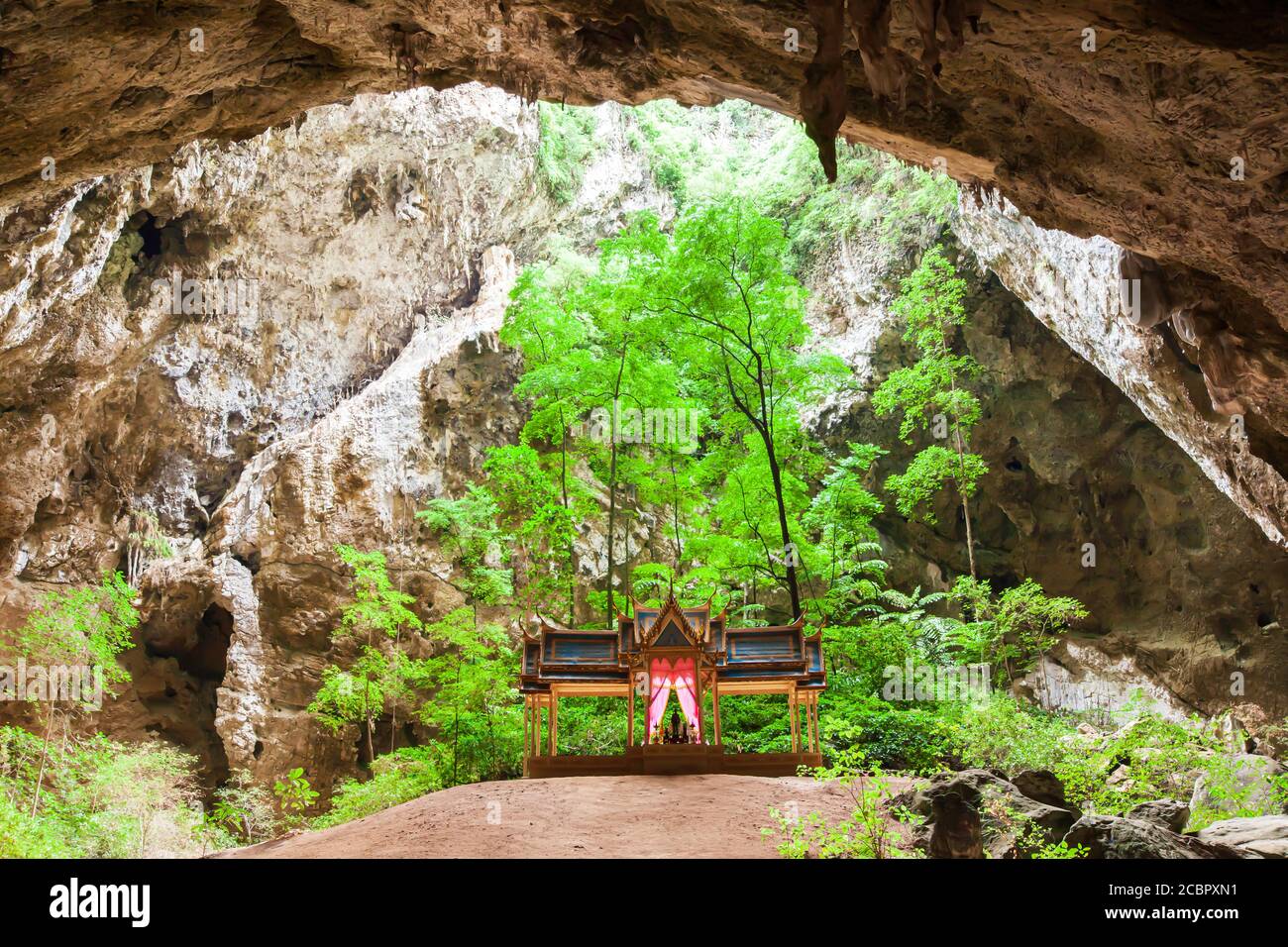 Pittoresco antico padiglione all'interno di una grotta nascosta, Phraya Nakhon Cave, attrazioni turistiche vicino Hua Hin, Thailandia. Foto Stock