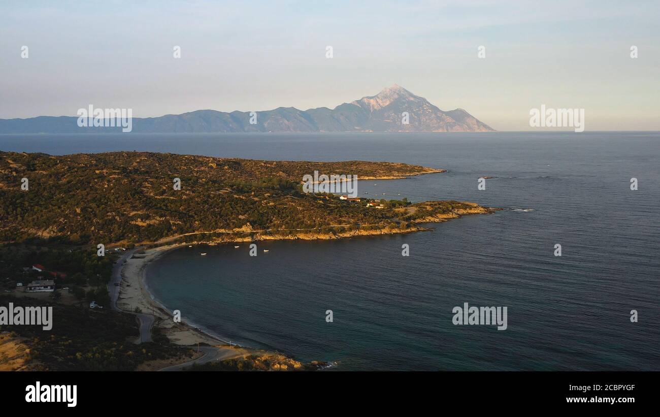 Foto aerea di una splendida costa a Sithonia, Halkidiki, Grecia Foto Stock