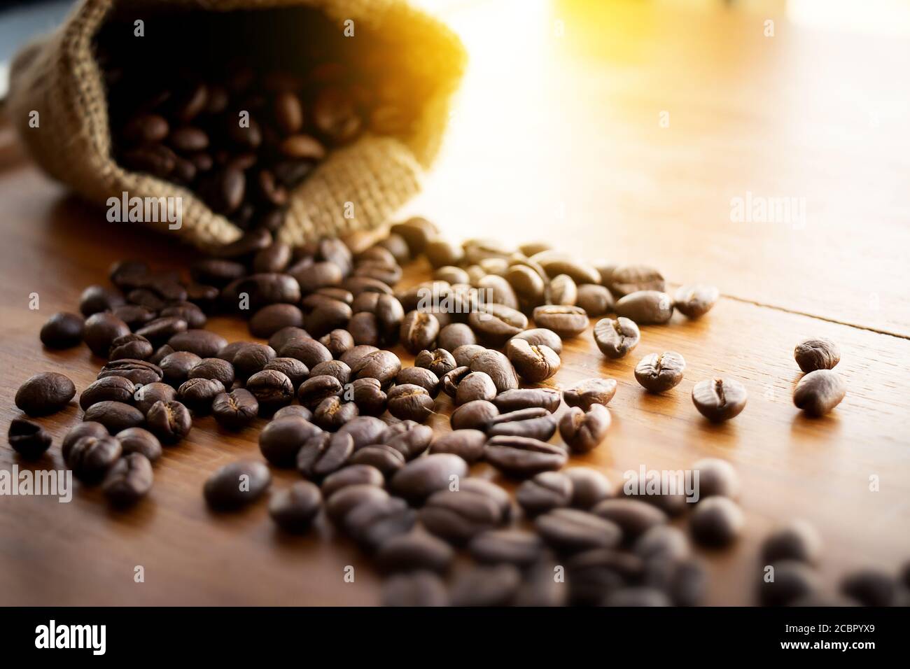 Sfondo di chicchi di caffè : chicchi di caffè su fondo di legno grunge , fuoco selettivo con effetto vintage. Foto Stock