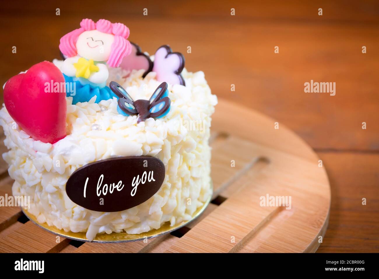 Sfondo biglietto di auguri torta. Torta bianca di compleanno alla vaniglia con cute decorare e tag ti amo sulla tavola Foto Stock