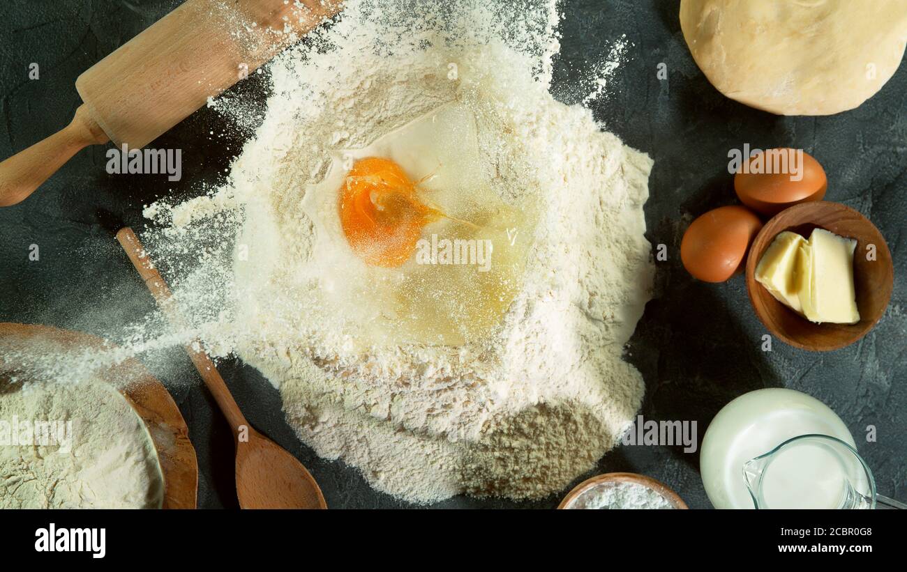 Congelare il movimento della pasta di lievito che cade nella farina.  Ingredienti per la cottura, concetto di preparazione con tappo da cucina  Foto stock - Alamy