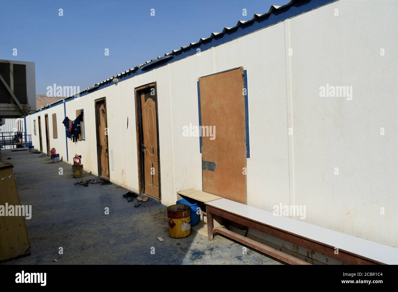Costruzione temporanea in cantiere industriale o container per uffici in cantiere: Muscat, Oman - 19-08-2020. Cabina. Foto Stock
