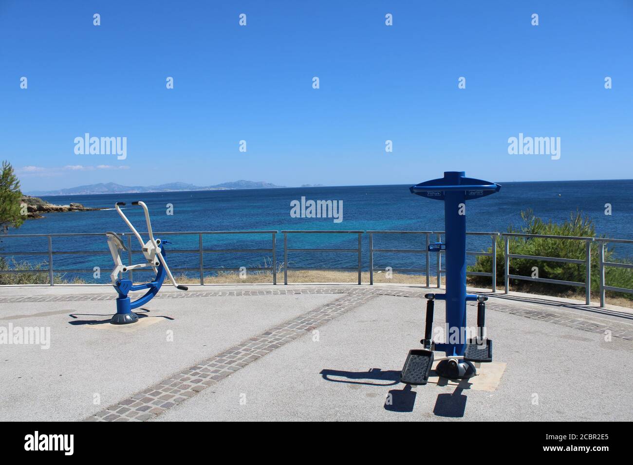 Attrezzature sportive, vista sul Mar mediterraneo, Anse du petit nid Sausset-les-Pins, Francia Foto Stock