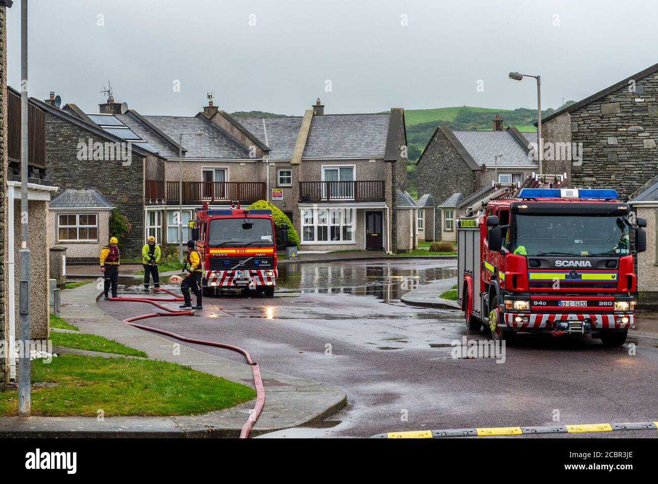 Owenahincha, West Cork, Irlanda. 15 agosto 2020. I vigili del fuoco iniziano a imballare via le loro attrezzature dopo aver trascorso la maggior parte della notte a Sandycove Beach Villas pompando acqua di alluvione in un tentativo riuscito di fermare le case che diventano sovraccarichi di acqua. Credit: AG News/Alamy Live News Foto Stock