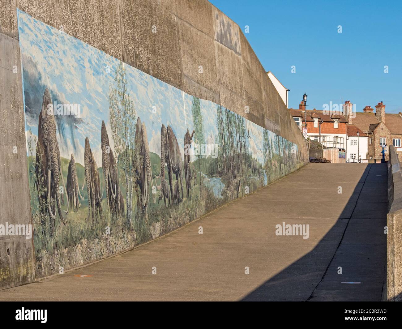 Wall art sulla passeggiata di Sheringham con un tema neolitico mammut, Sheringham, Norfolk, Inghilterra Foto Stock
