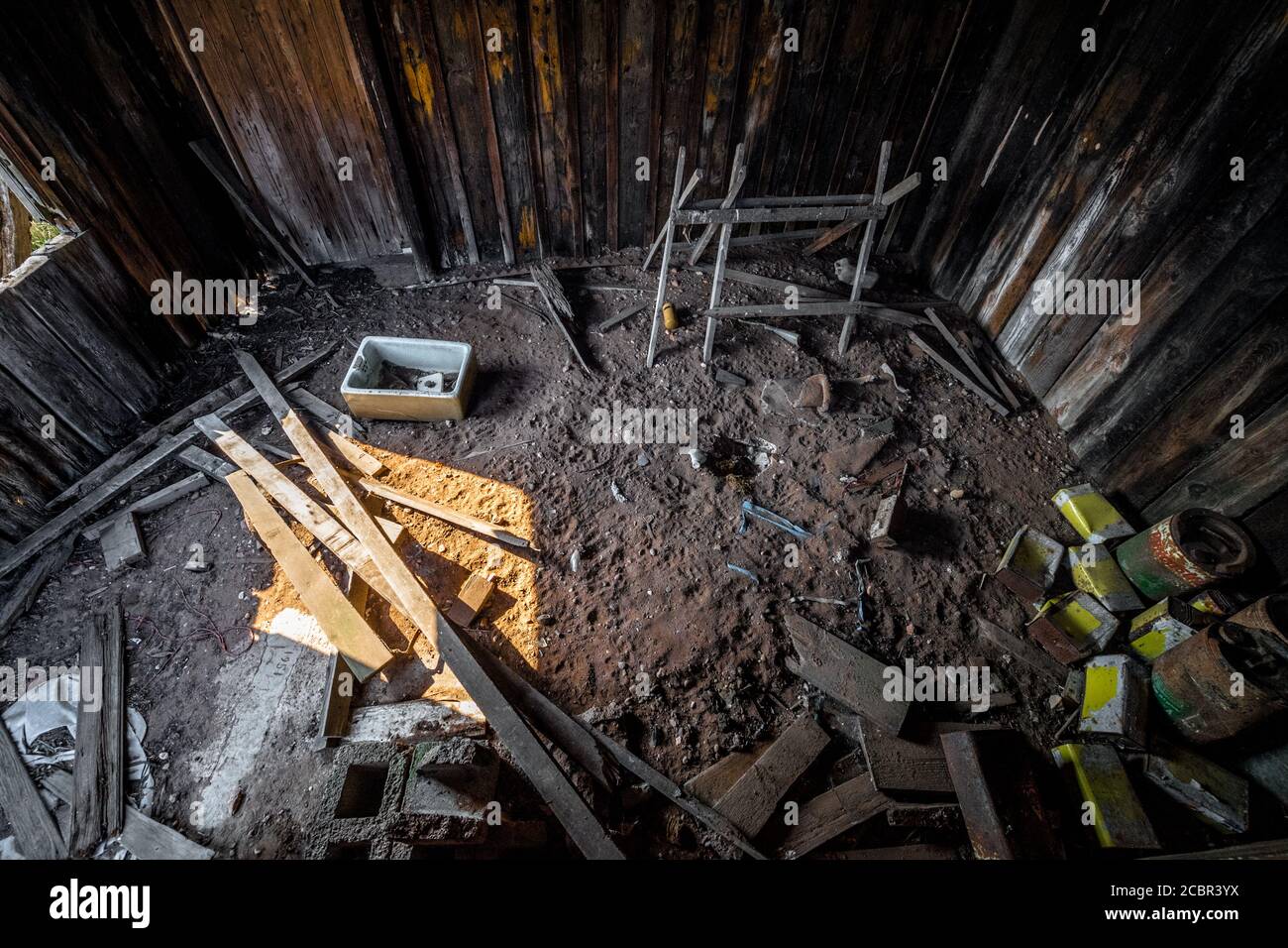 Spazzatura sinistra in un vecchio capannone di fattoria. Foto Stock
