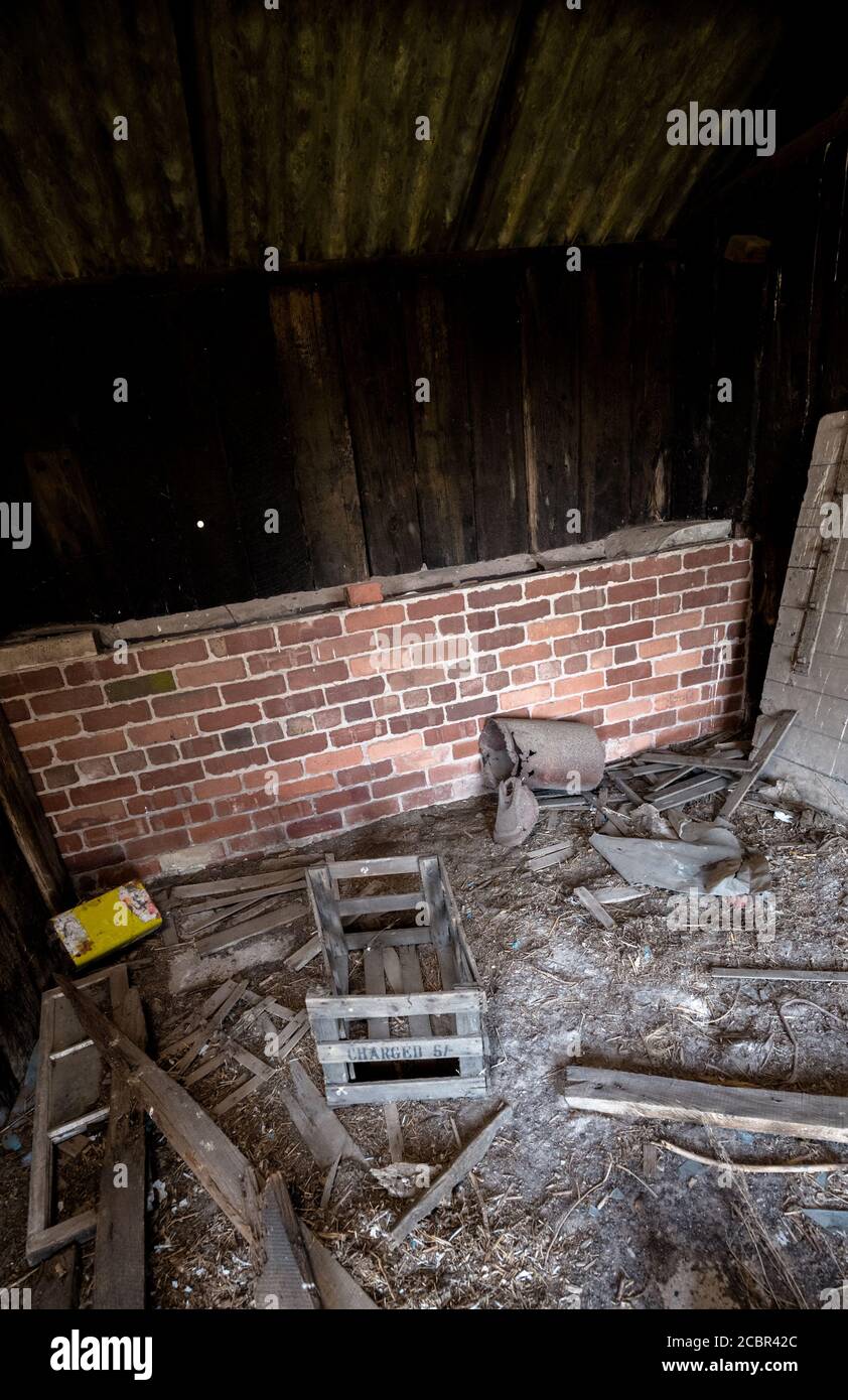 Spazzatura sinistra in un vecchio capannone di fattoria. Foto Stock
