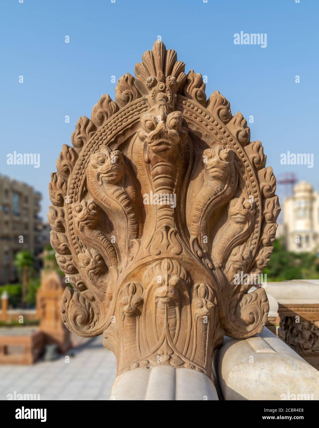 Statua indù di serpenti, una delle statue indonesiane che costellano la terrazza esterna del palazzo storico di Baron Empain, il Cairo, Egitto Foto Stock