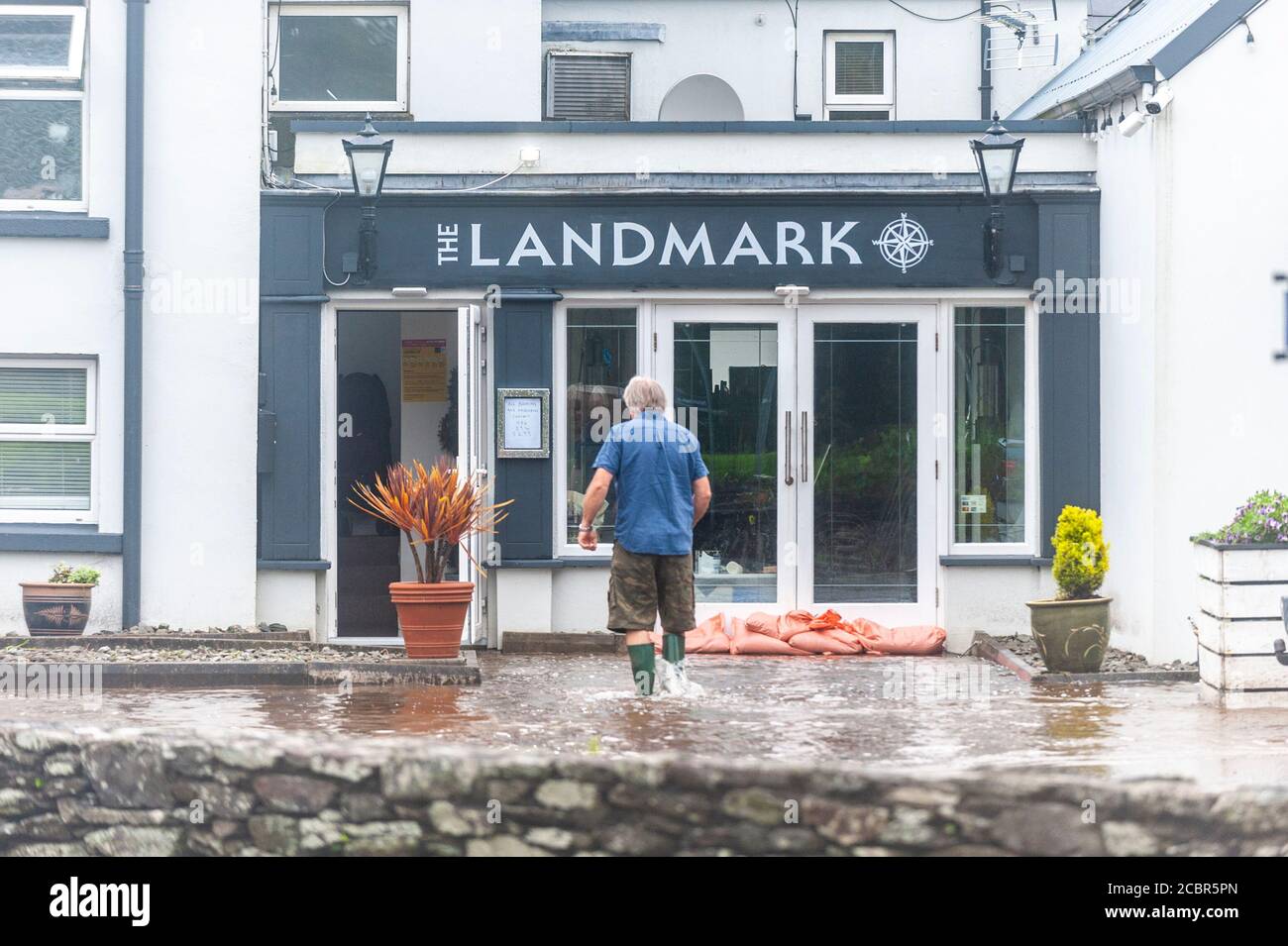 Rosscarberry, West Cork, Irlanda. 15 agosto 2020. La strada N71 è allagata per la seconda volta in tre giorni durante la notte. Il ristorante Landmark è stato colpito male dalle acque inondate che hanno infranguto le porte. Credit: AG News/Alamy Live News Foto Stock