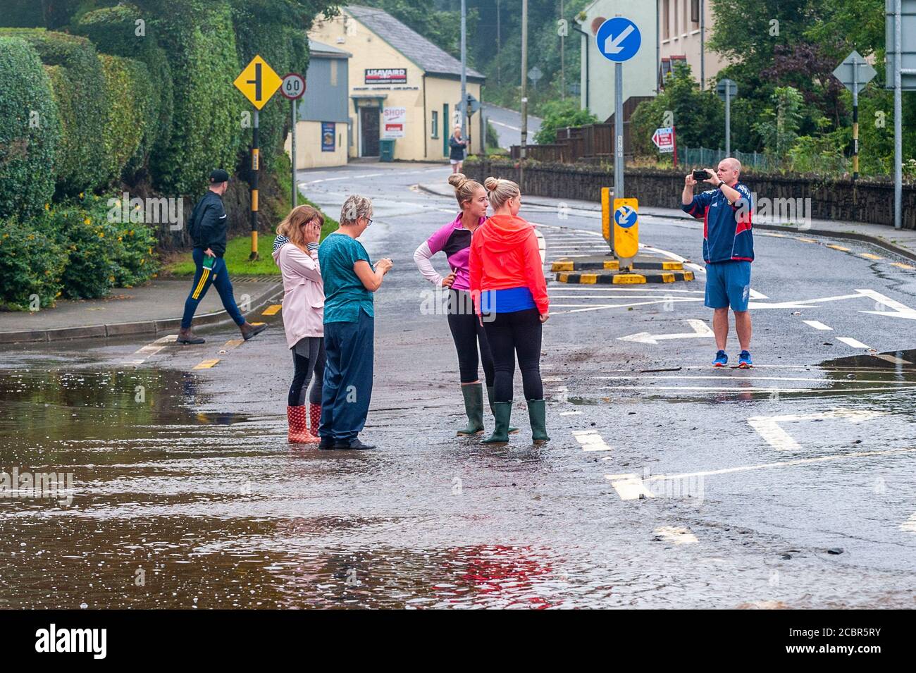Rosscarberry, West Cork, Irlanda. 15 agosto 2020. La strada N71 è allagata per la seconda volta in tre giorni durante la notte. Il ristorante Landmark è stato colpito male dalle acque inondate che hanno infranguto le porte. Molte persone sono venute a guardare l'alluvione. Credit: AG News/Alamy Live News Foto Stock