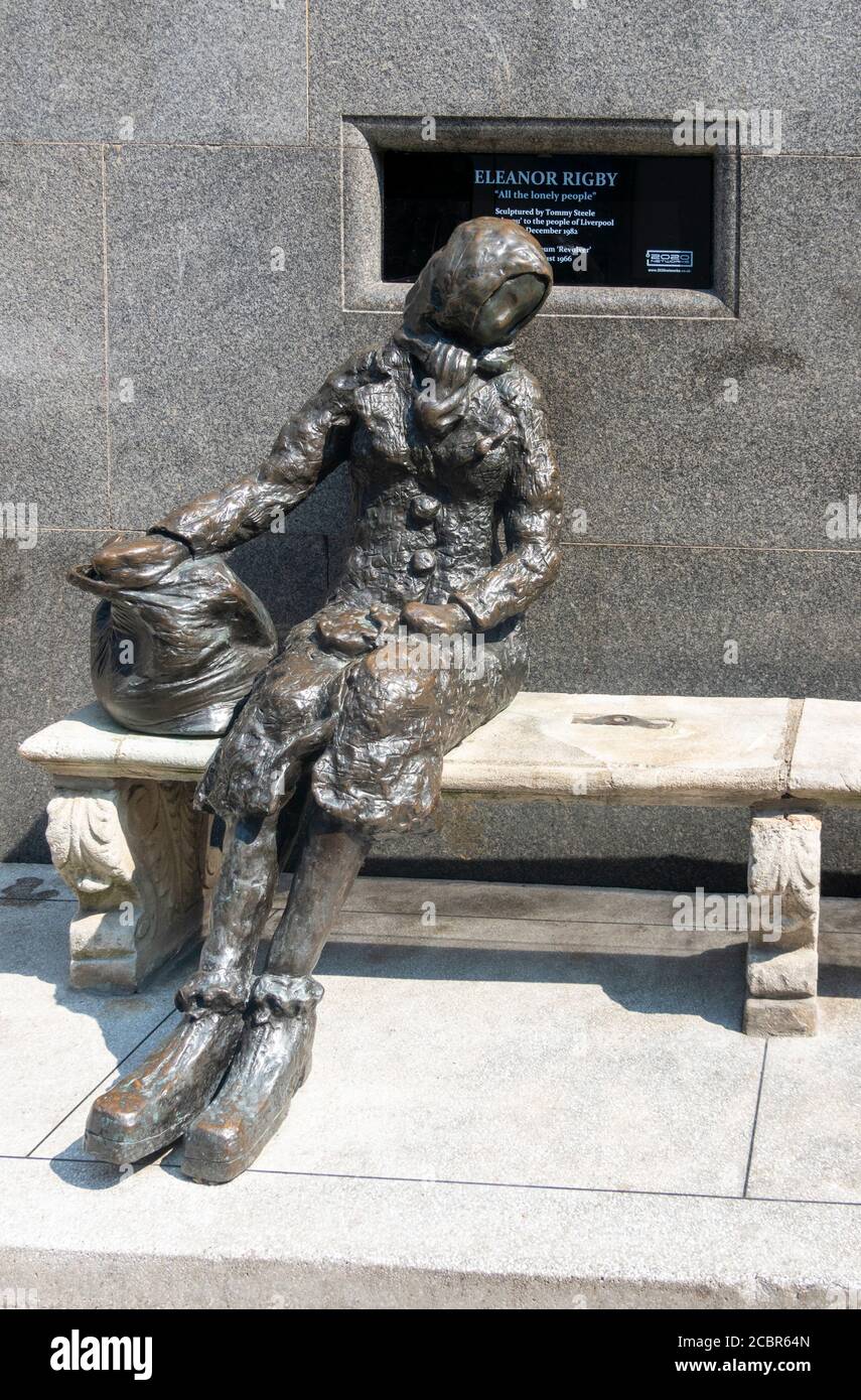 La scultura Eleanor Rigby di Tommy Steele a Liverpool Foto Stock