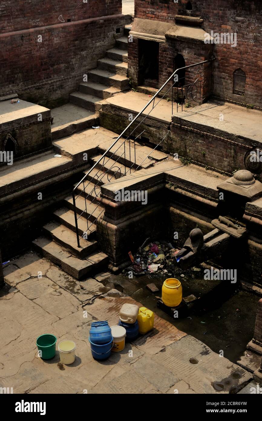 Una stazione idrica comunale a Kathmandu, Bagmati Pradesh, Nepal. Foto Stock