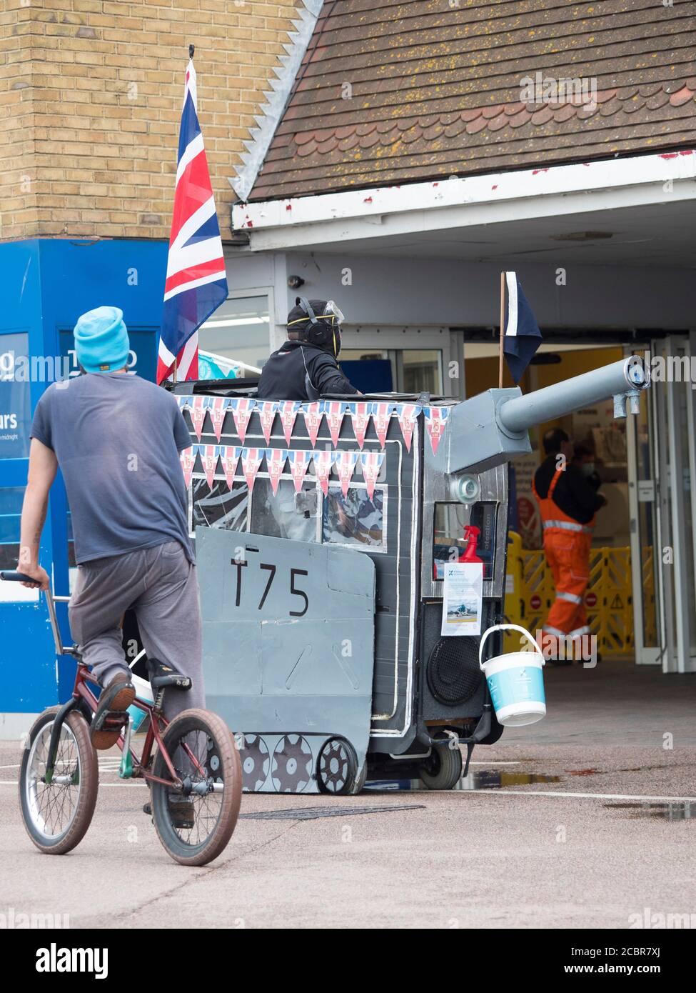 Sheerness, Kent, Regno Unito. 15 agosto 2020. L'elettricista pensionato Tim Bell di Minster on Sea, di 75 anni, Kent trasformò il suo scooter da mobilità in un carro armato con accatastamento, bolle ed effetti di fumo per commemorare il 75° anniversario del VJ Day. Ha iniziato la giornata raccogliendo al di fuori di Tesco per carità (i soldi raccolti andrà a lungo termine carità Kent Air Ambulance). Credit: James Bell/Alamy Live News Foto Stock