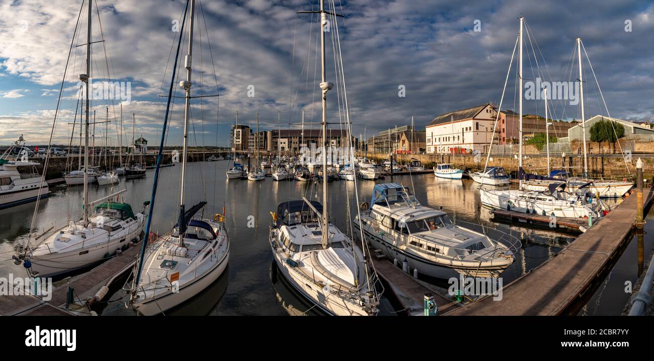 Yacht a Victoria Dock, Caernarfon, sulla costa del Galles del Nord Foto Stock