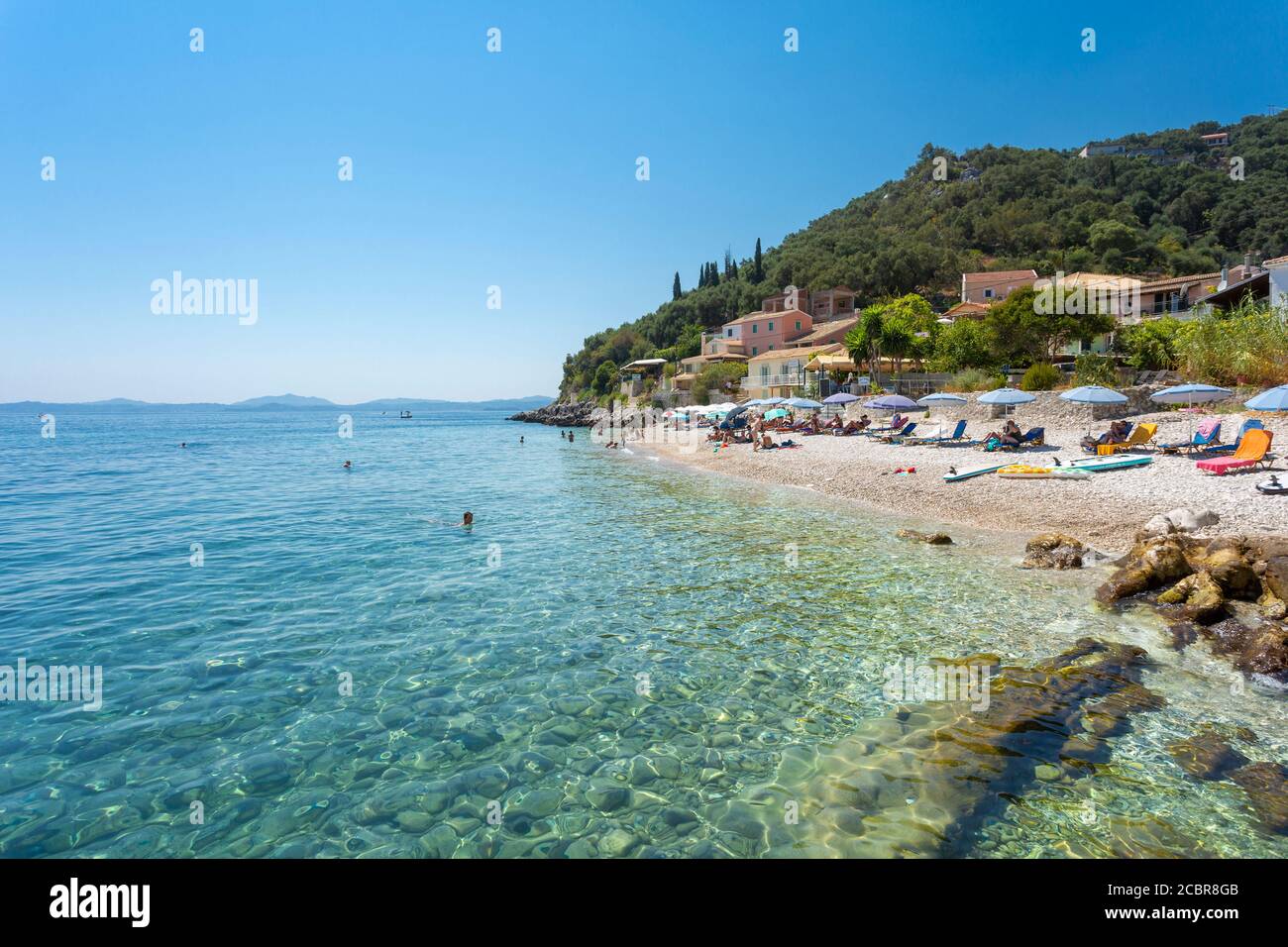 Spiaggia di Kaminaki sulla costa nord-orientale di Corfù, Isole IONIE, Grecia Foto Stock