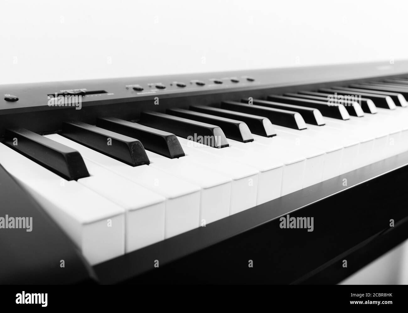 Moderno pianoforte digitale in bianco e nero Foto Stock