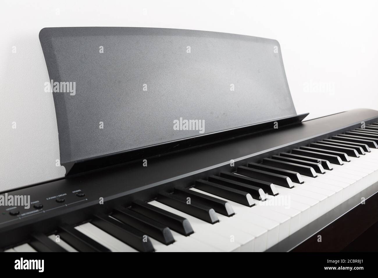 Moderno pianoforte digitale in bianco e nero Foto Stock