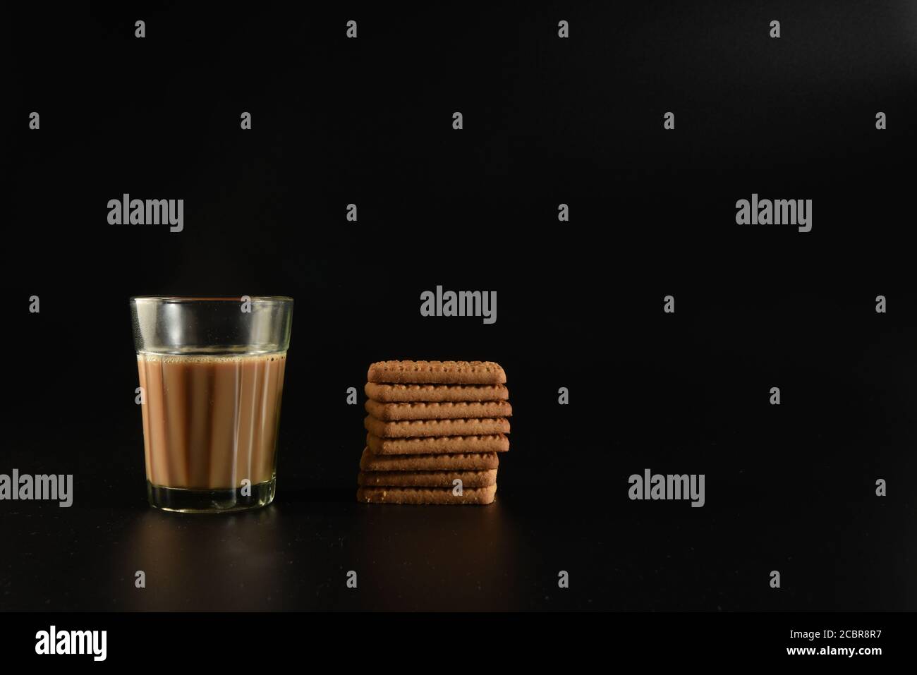 Tè indiano (chai) con biscotti Foto Stock