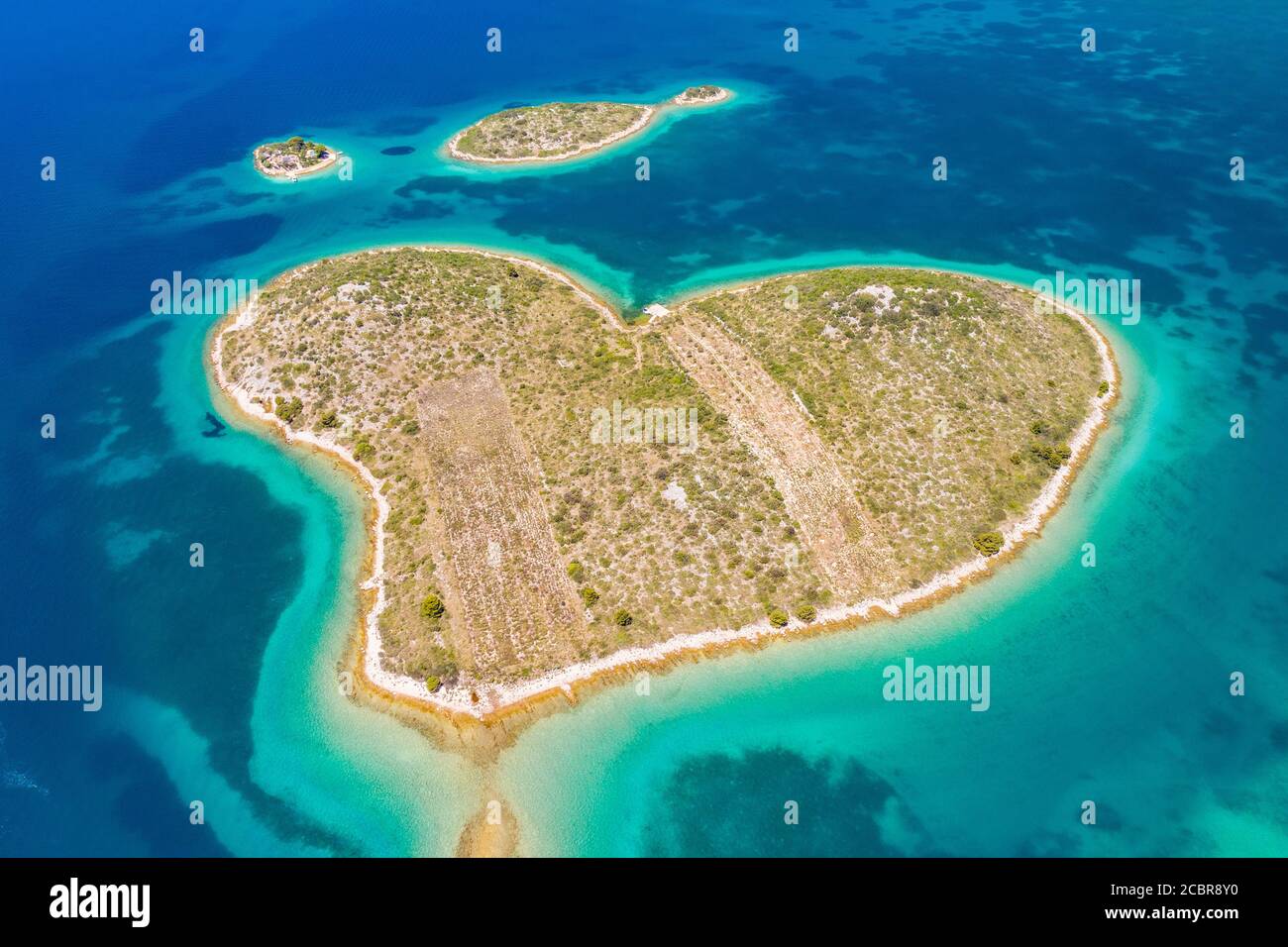 Isola a forma di cuore di Galesnjak in mare smeraldo, splendida costa adriatica, Croazia Foto Stock