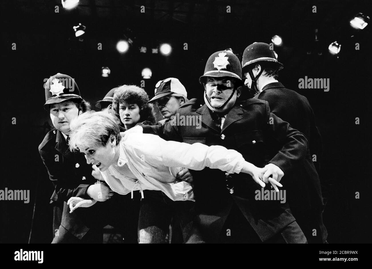 THE ENEMIES WITHIN scripted by Ron Rose design: Shelagh Keegan illuminazione: Paul Denby regista: David Thacker tutte le donne picket linea anteriore, in arresto: Annie Tyson The Young Vic, Londra SE1 23/07/1987 (c) Donald Cooper Foto Stock