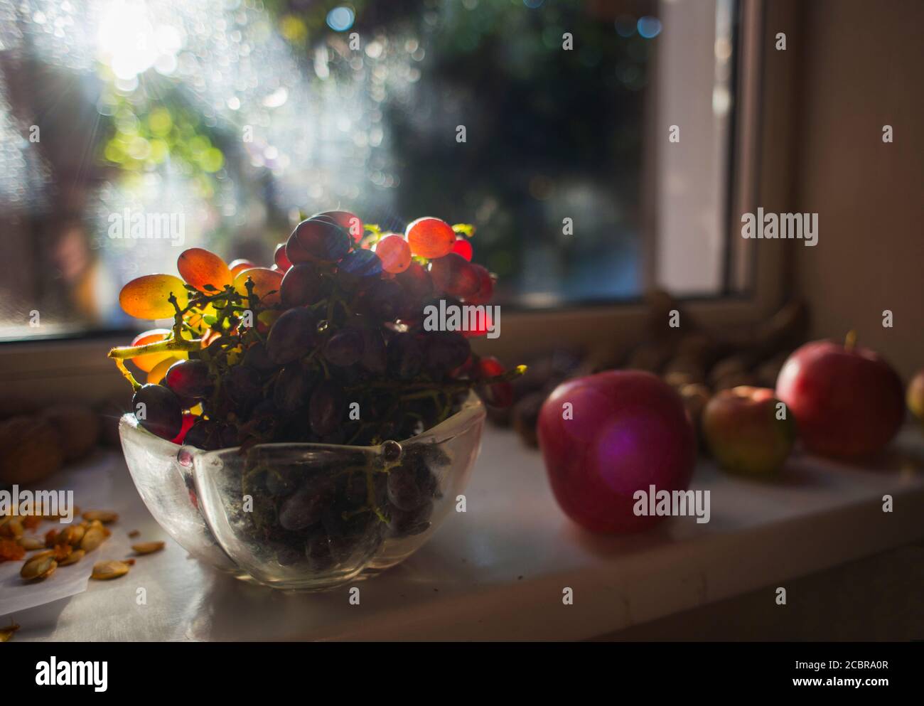 Un vaso con uva da tavola rosa e bokeh sullo sfondo Foto Stock